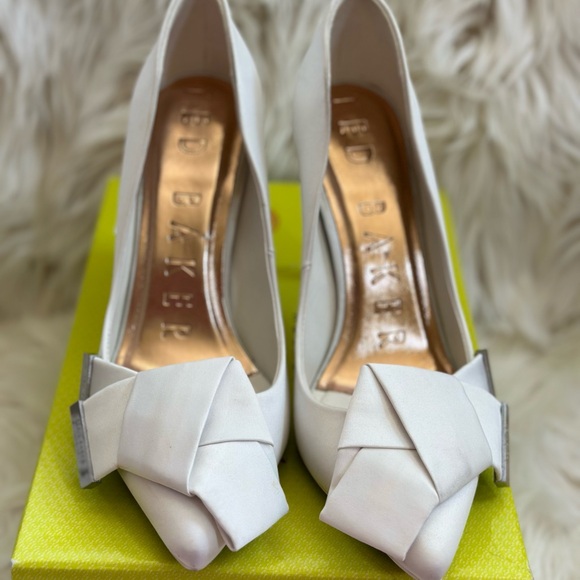 Ted Baker Pumps/heels, Iinessi IVORY, size:9 with bow and hardware - Picture 12 of 12